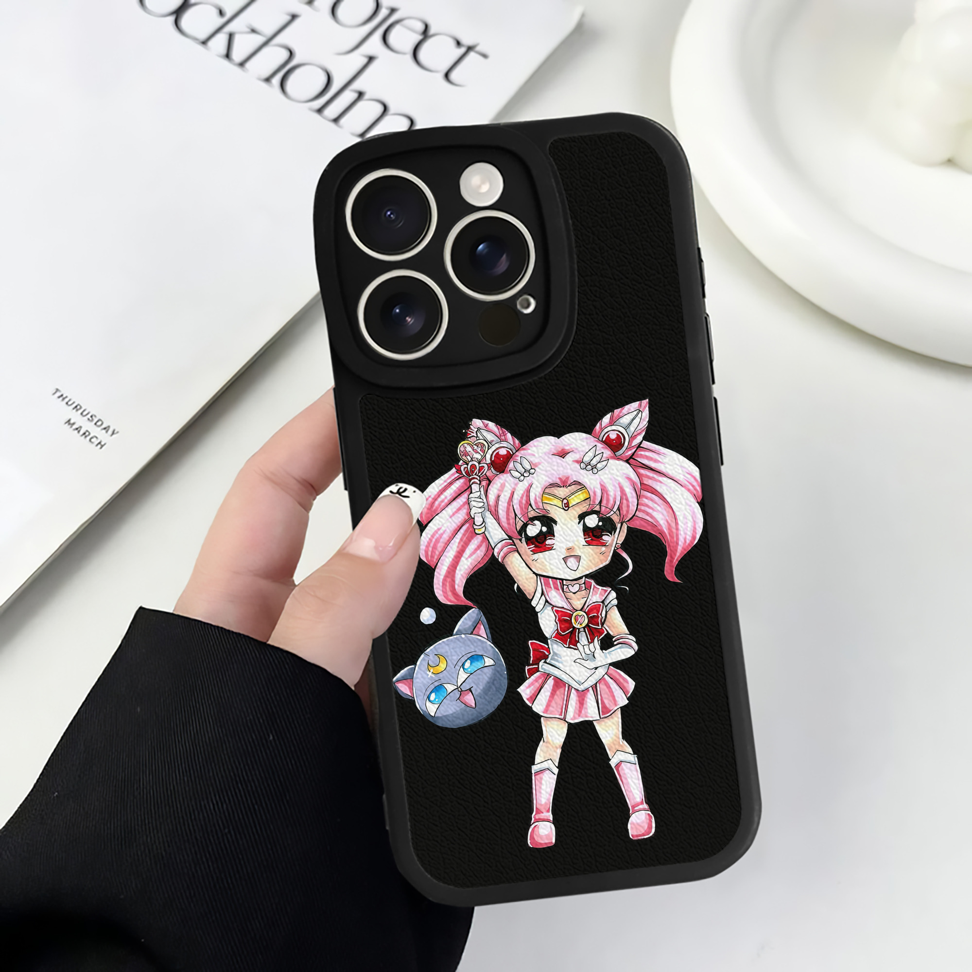 （画像用） 美少女戦士セーラームーン ちびうさ Sailor Moon Chibiusa Tsukino Usagi Small Lady Serenity 【iPhone 16シリーズ対応】シリコンスマホケース（レザー調） 材質：シリコン